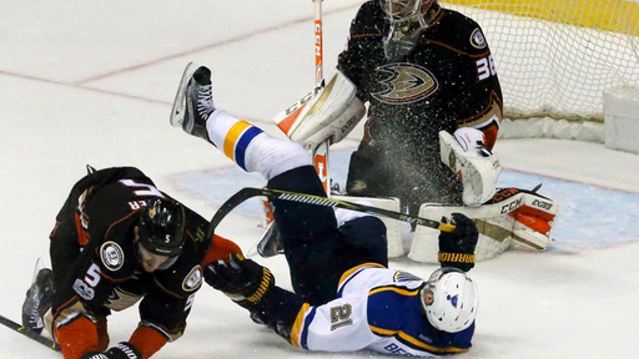 Berglund's 2nd goal of game lifts Blues past Ducks in OT (Jan 15, 2017)